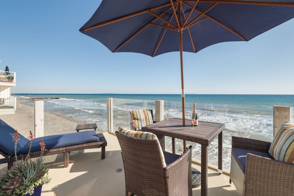 A Malibu Road townhouse on the sand, Malibu, California, United States, photo 1 of 10