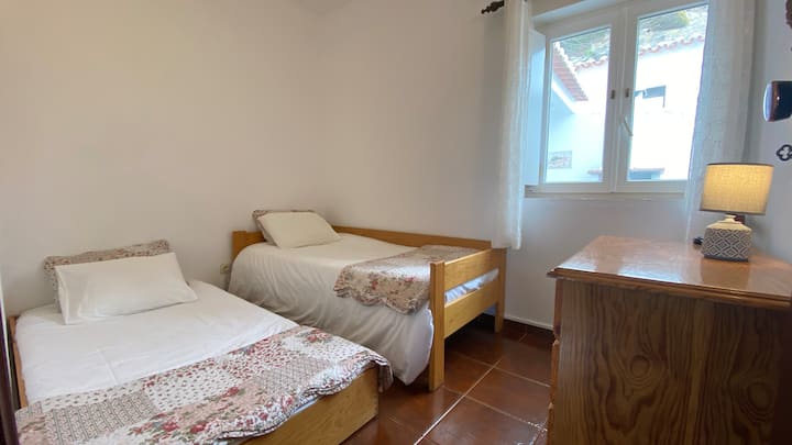 Dormitorio con camas individuales