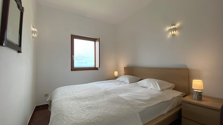 Dormitorio doble 1, habitación con vistas a la playa de Bordeiras.