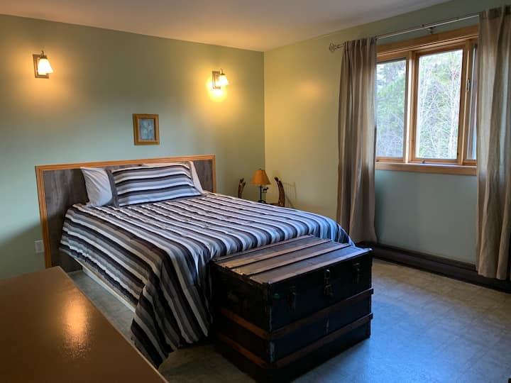 Chambre avec 1 lit Queen