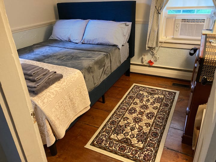 3rd bedroom is on first floor with a double bed.  
12 Inch Gel-Infused Green Tea Memory Foam Mattress / Cooling Gel Foam 