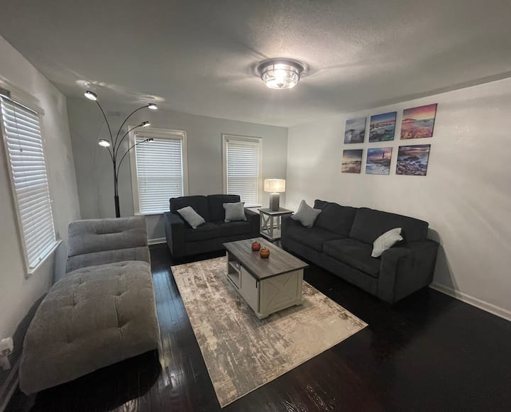 Cozy Cottage in the Heart of Overland Park! Houses for Rent in