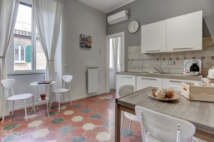 Apartment Colosseum view (100 meters away) gallery image 2