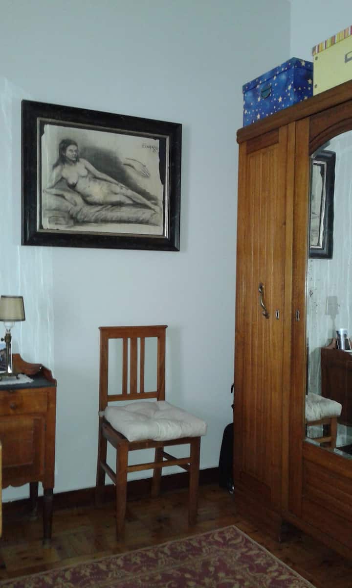Low cost room b/t Lisbon-Sintra