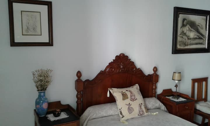 Low cost room b/t Lisbon-Sintra