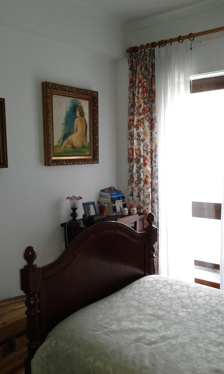 Low cost room b/t Lisbon-Sintra