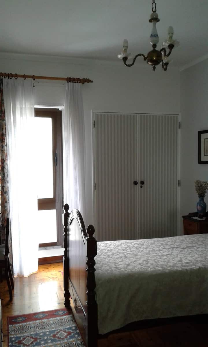 Low cost room b/t Lisbon-Sintra