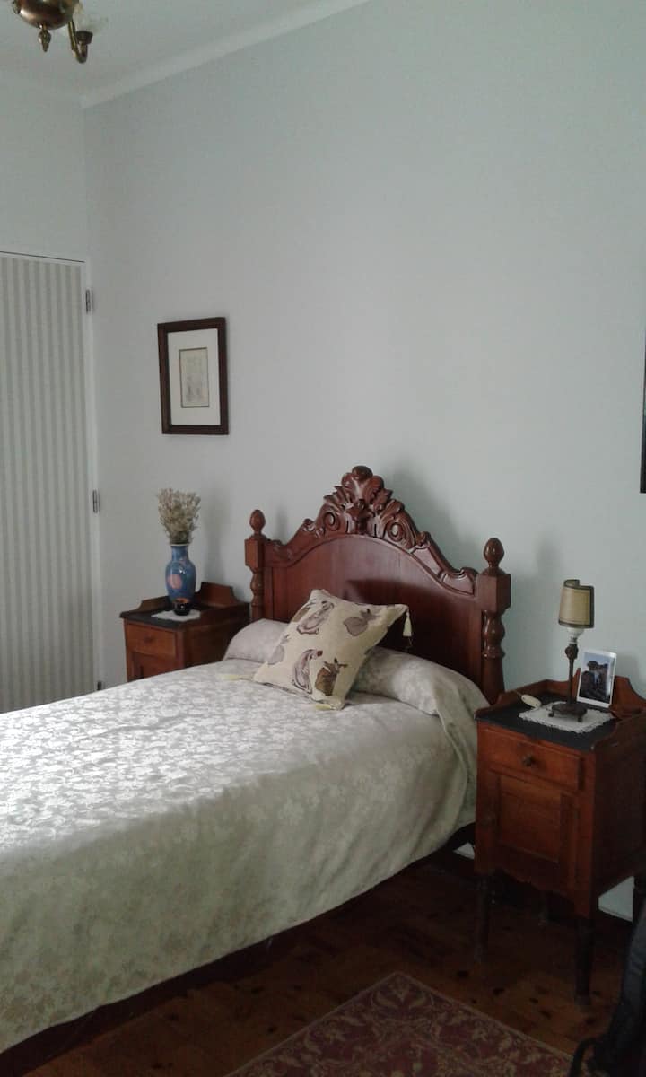 Low cost room b/t Lisbon-Sintra