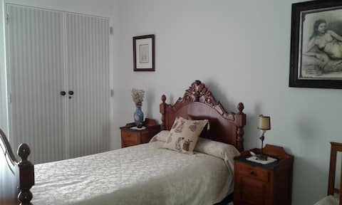 Low cost room b/t Lisbon-Sintra