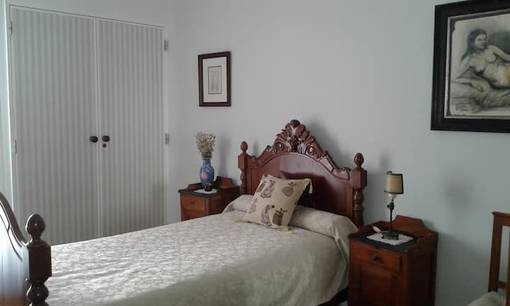 Low cost room b/t Lisbon-Sintra