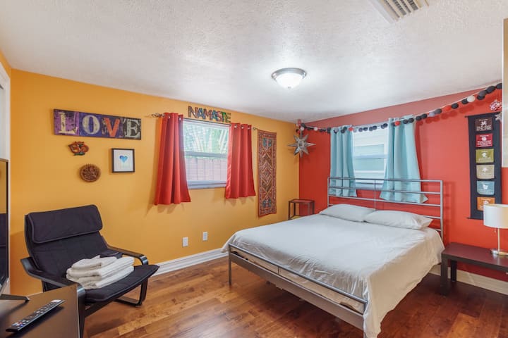 ห้องนอน #2 - ควีน

ดาวน์ทาวน์แทมปา - บ้านส่วนตัวระยะเดินถึงได้อ่างน้ำร้อนร้านอาหารศูนย์ประชุมสนามกีฬาคอนเสิร์ต
