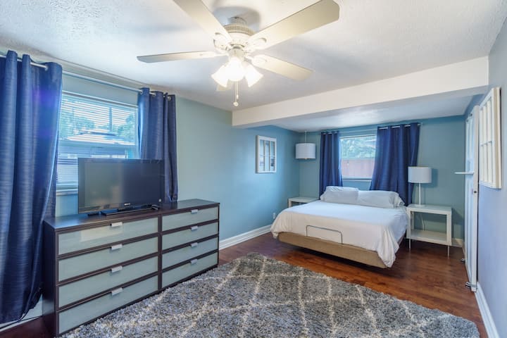 ห้องนอน #1 - ควีนไซส์

ใจกลางเมืองแทมปา - บ้านส่วนตัวระยะเดินถึงได้อ่างน้ำร้อนร้านอาหารศูนย์ประชุมสนามกีฬาคอนเสิร์ต
