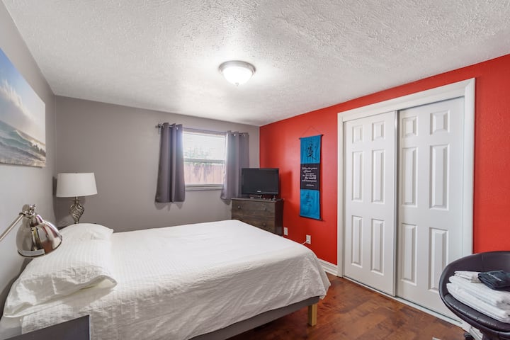 ห้องนอน #1 - ควีน

ดาวน์ทาวน์แทมปา - บ้านส่วนตัวระยะเดินถึงได้อ่างน้ำร้อนร้านอาหารศูนย์ประชุมสนามกีฬาคอนเสิร์ต
