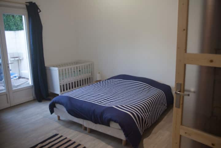Modrá izba s manželskou posteľou a detskou postieľkou s rozlohou 18 m ²