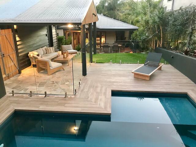 Summer Salt Villa @ Sunshine + Pets & HEATED POOL gallery image 4