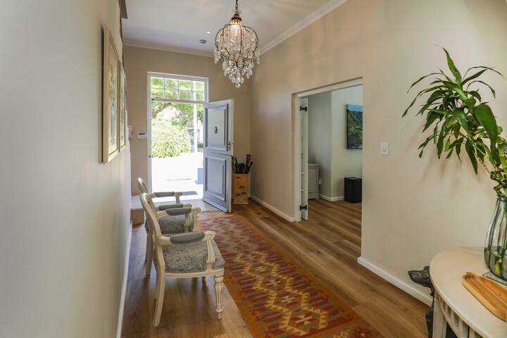 Tranquil well appointed home in Constantia gallery image 4