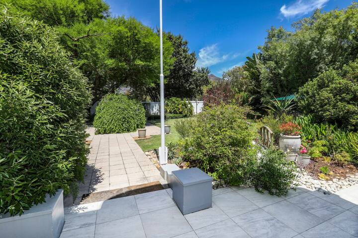 Tranquil well appointed home in Constantia gallery image 3