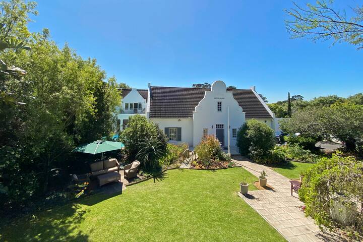 Tranquil well appointed home in Constantia gallery image 2