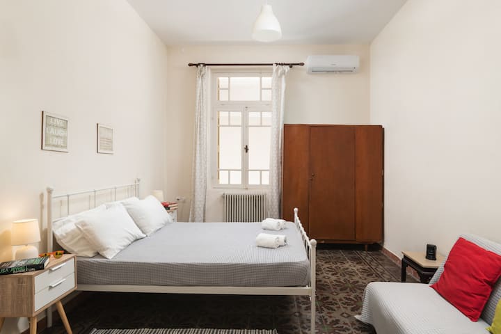 Dormitorio 1: cama tamaño queen y aire acondicionado.