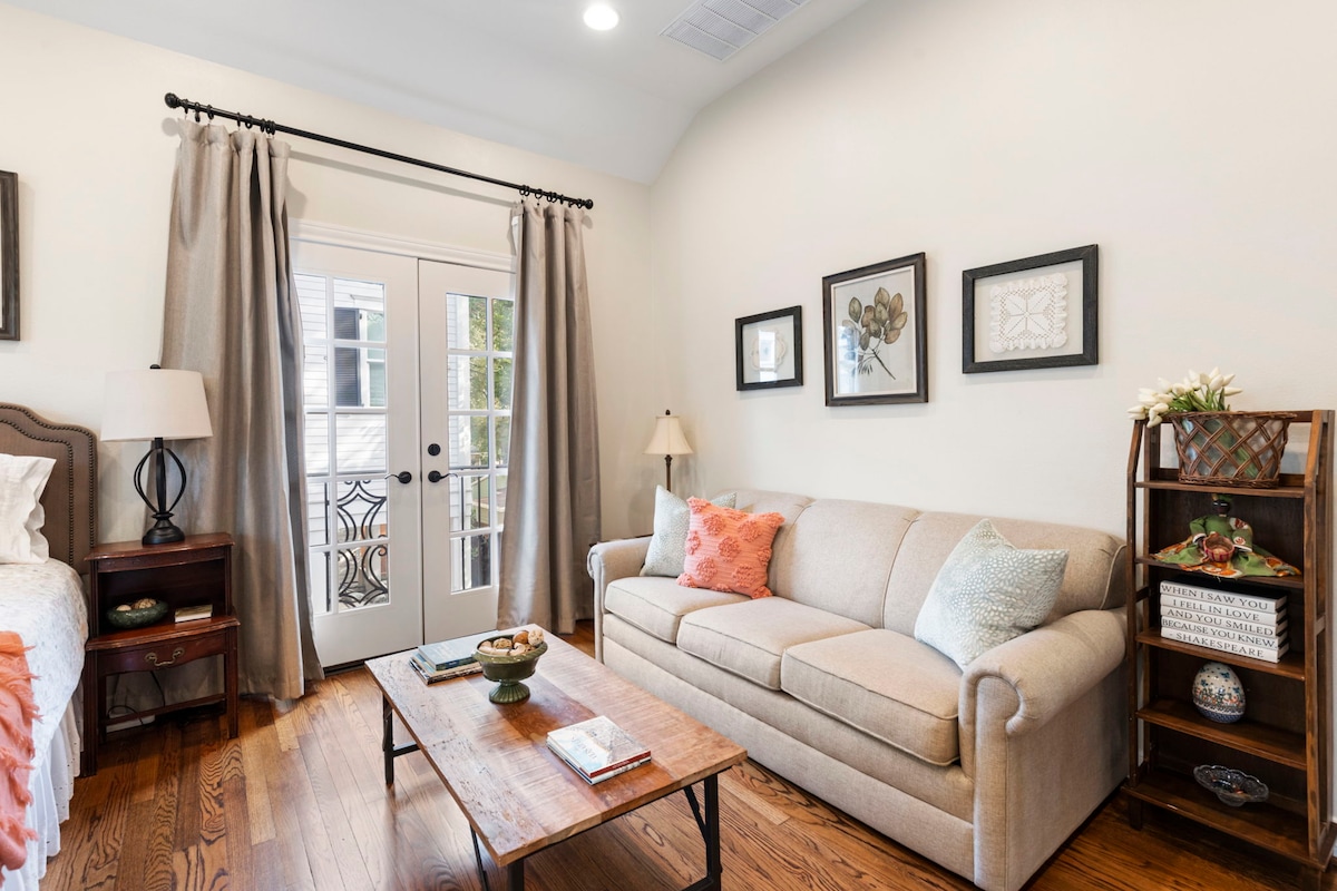 Successful Airbnb property: Beautiful Garden Oaks / Oak Forest Apartment in Central Northwest