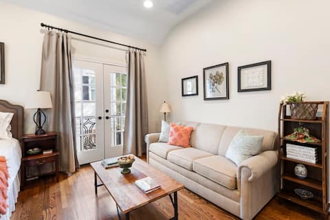 Successful Airbnb property: Beautiful Garden Oaks / Oak Forest Apartment in Central Northwest