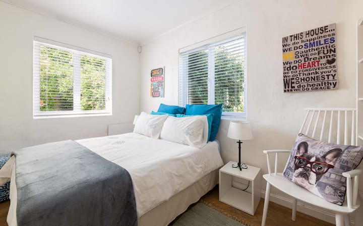 Dormitorio soleado... con baño compartido que tiene ducha y bañera.