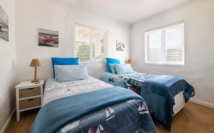 Dormitorio doble... dos 3/4 camas.