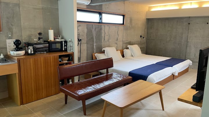 Right in front of the beach. BBQ, pets allowed. - Houses for Rent