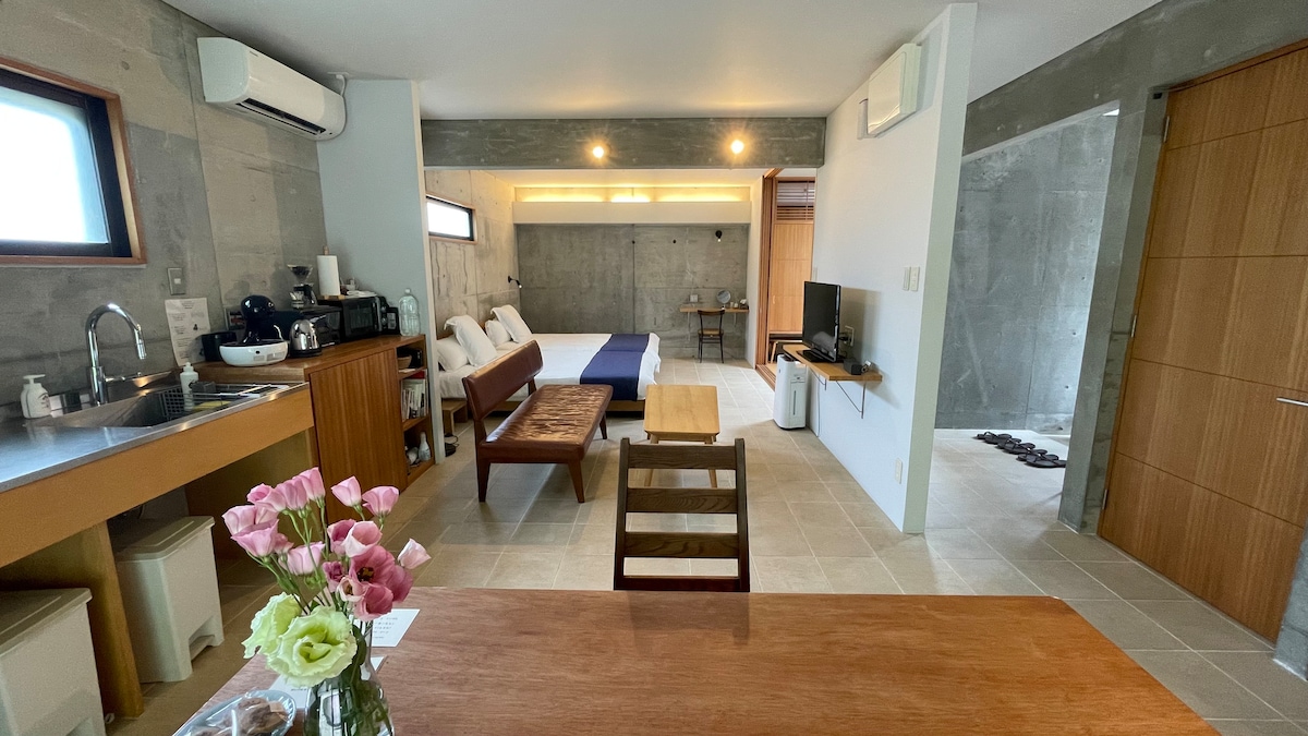 Right in front of the beach. BBQ, pets allowed. - Houses for Rent