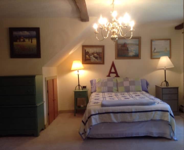 Dhoma e gjumit #3 - Krevat dopio "Queen", gjysmë banjë e bashkangjitur dhe banjë e plotë e përbashkët lart