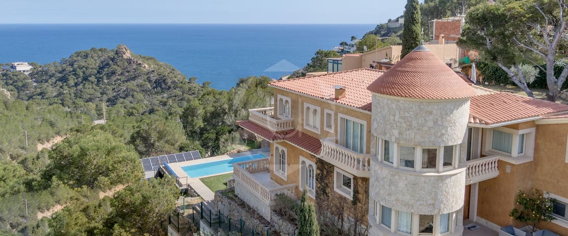 VILLA AIGUABLAVA – Comfort, quiet, lovely views