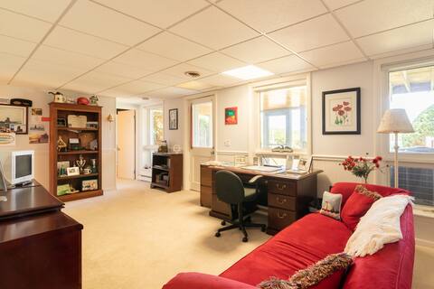 2 Guest rooms in Charming Home on Long Pond