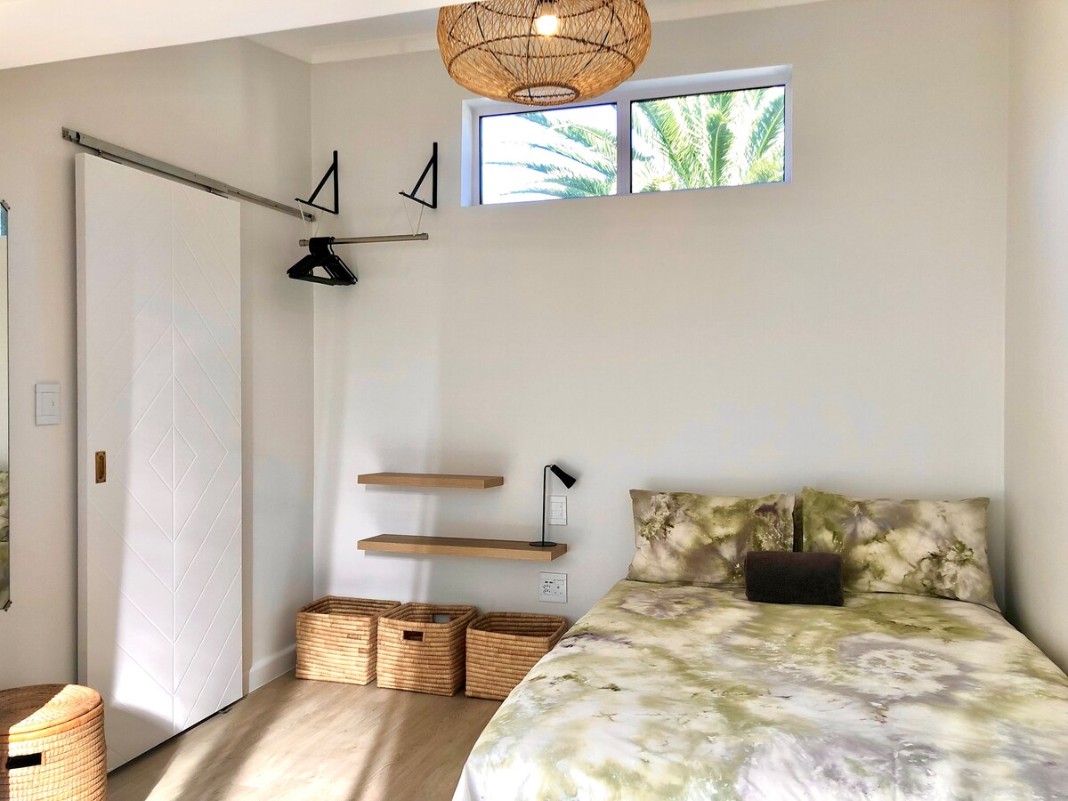 Спалня със самостоятелна баня.