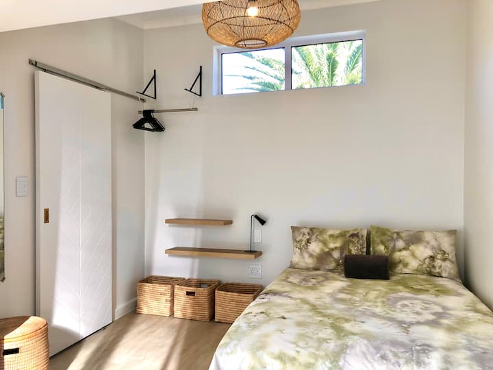 Dormitorio con baño.