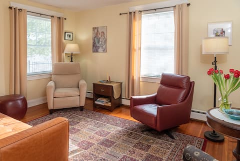 Top Airbnb: Historic Hydrostone flat in North End