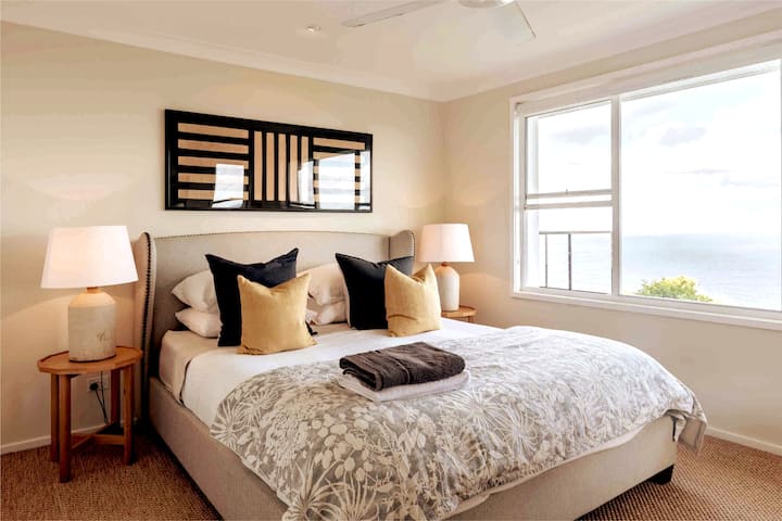 Cama 1: dormitorio con vistas al mar y cama KS.