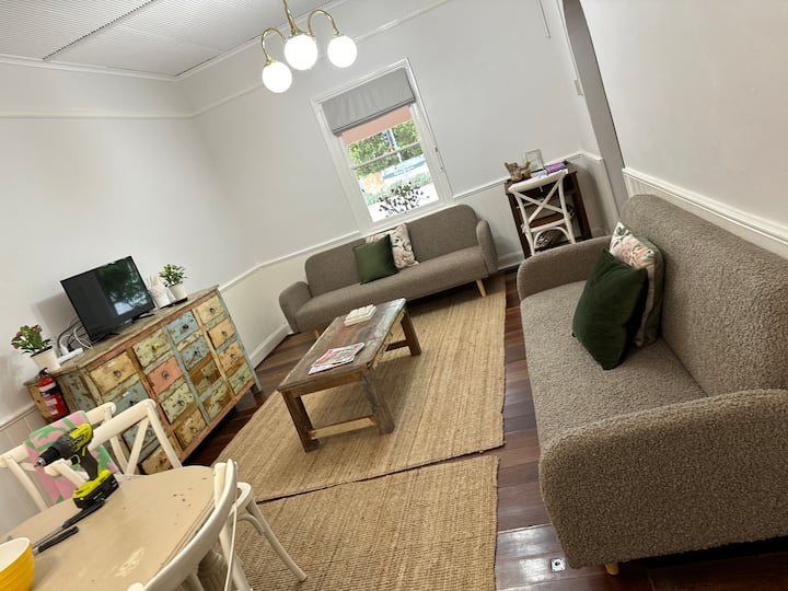 Cozy Stone Cottage Sleeps 11 People With Fire Plac - Sydney