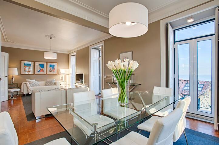 An amazing sea view apartment in Estoril gallery image 4