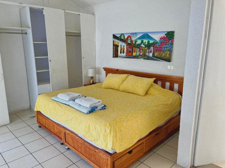 חדר שינה 1 מאסטר קינג עם חדר רחצה ואמבטיה