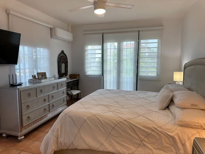 Главна спална соба со брачна мониста, плакар за пешачење,бања со тоалет и балкон