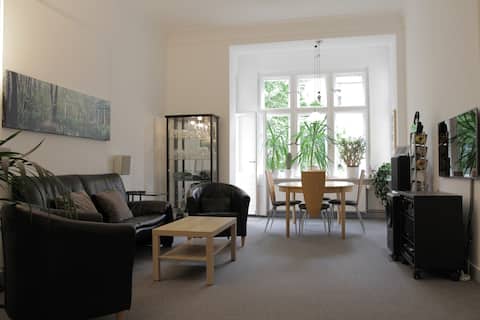 Top performing Airbnb: Comfortable, fully-equipped, spacious and light in Schöneberg