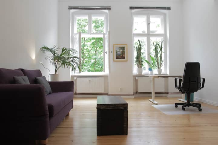 Schlafzimmer 2 mit Schlafsofa (140 cm), Bürostuhl, höhenverstellbarer Schreibtisch