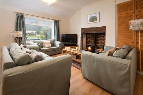 Top Airbnb: Cosy Farm Cottage with Miniature Donkeys in Northumberland