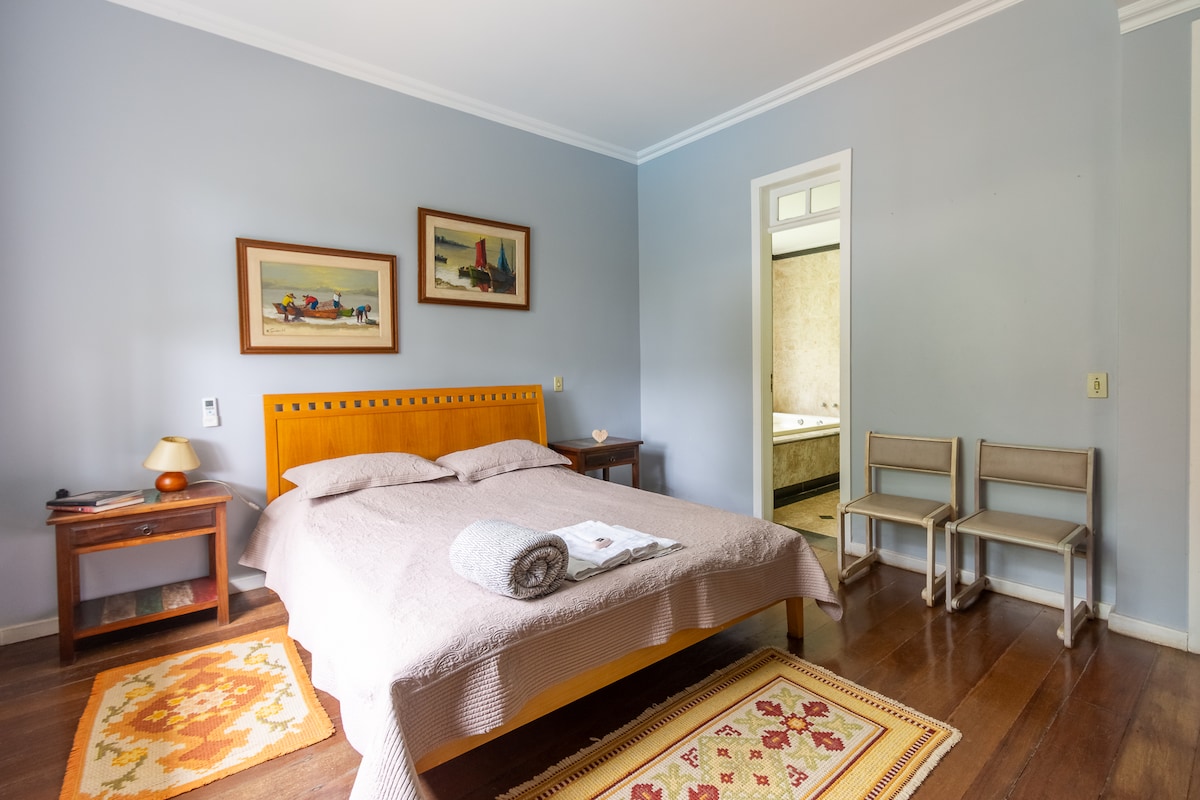 ห้องนอนเตียงใหญ่