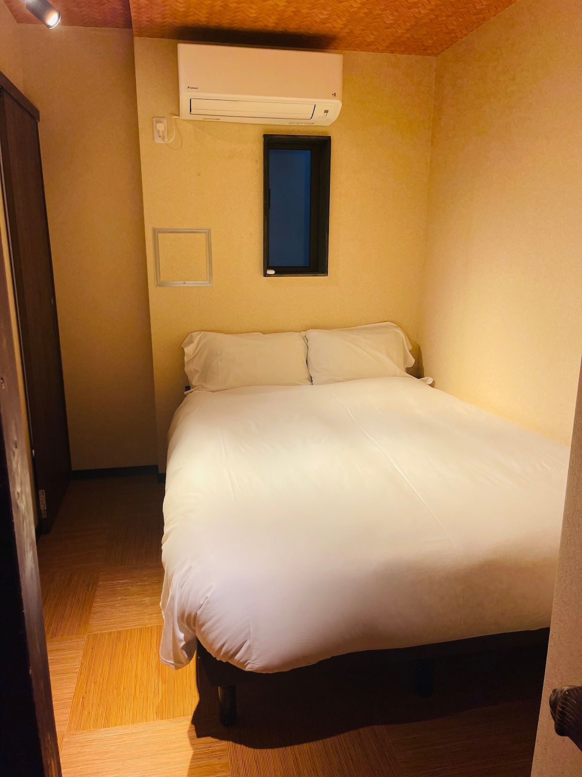 2⃣【梅】1double bed Room(1st floor)
     Max:2 adults
     with bath,toilet and washbasin
     [Plum] Queen room (1st floor)
      Maximum occupancy: 2 adults 
      Number of beds: 1
      Bathroom: 1, Sink: 1, Bath: 1
     [Plum] Double room (1st floor)
       Maximum Occupancy: 2 Adults 
       Beds: 1
       Indoor toilet, side room, vanity with vanity