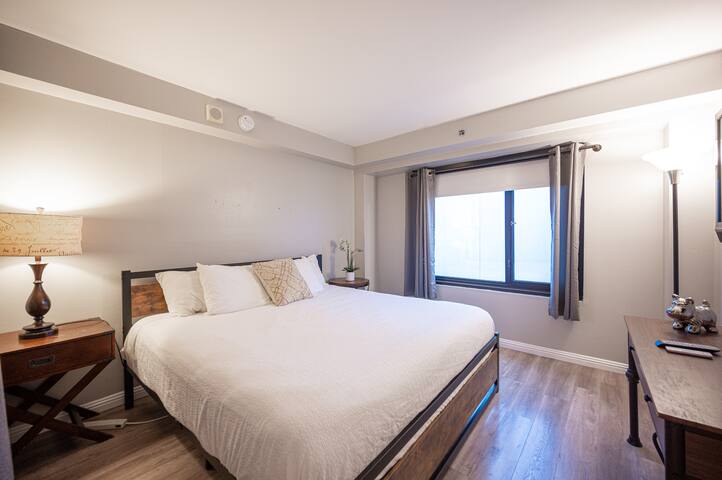 Stay Together on The Strip – 2 Bedroom Suite gallery image 4