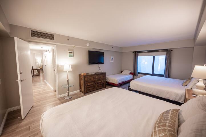 Stay Together on The Strip – 2 Bedroom Suite gallery image 5