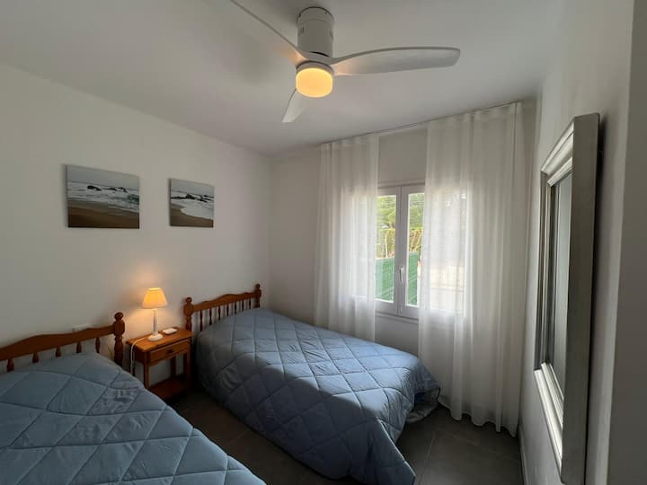 Chambre au rez-de-chaussée avec 2 lits simples et placard 