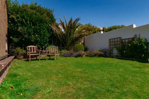 Seahaven- house with direct sea views for 6
