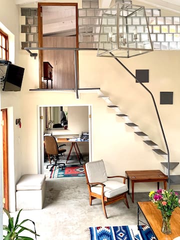 Light dble ht cottage, equip’d, pets, 2 bdrm for 4